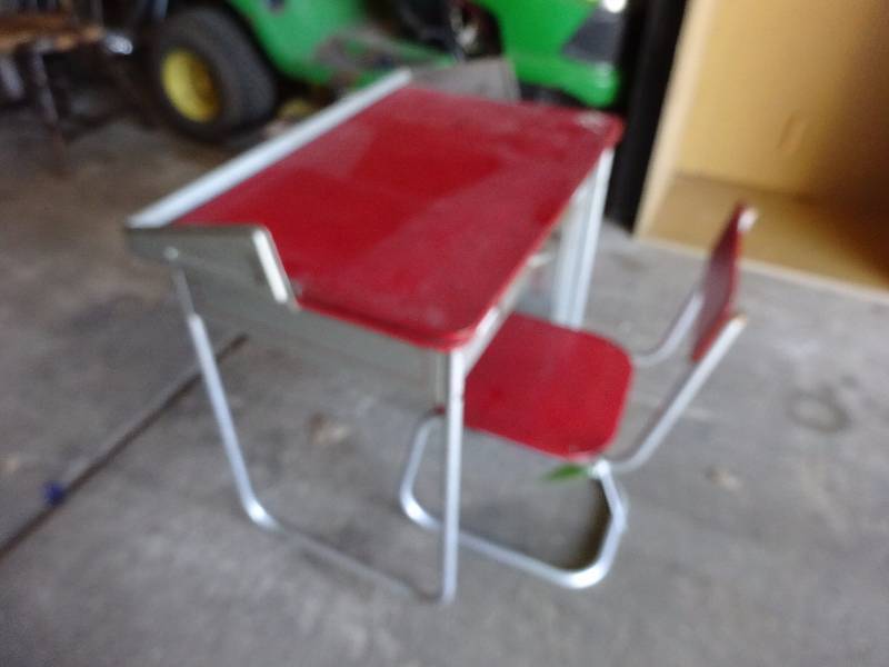 lot 1 image: Antique Childs Desk
