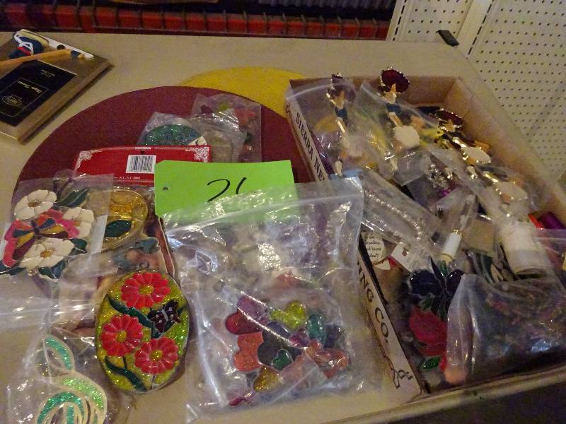 lot 26 image: Lot of Colorful Window HangersSun Catchers