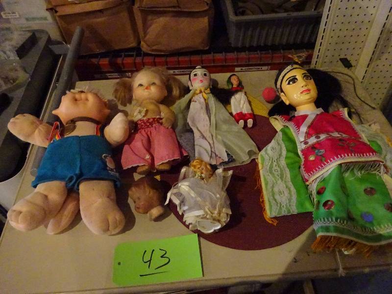 lot 43 image: Lot of Dolls