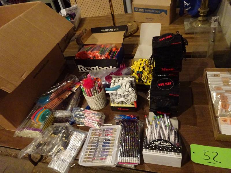 lot 52 image: Lot of Pens