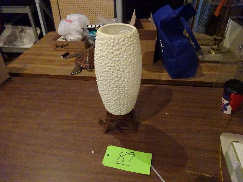 lot 89 image: Old Cheap Plastic Lamp