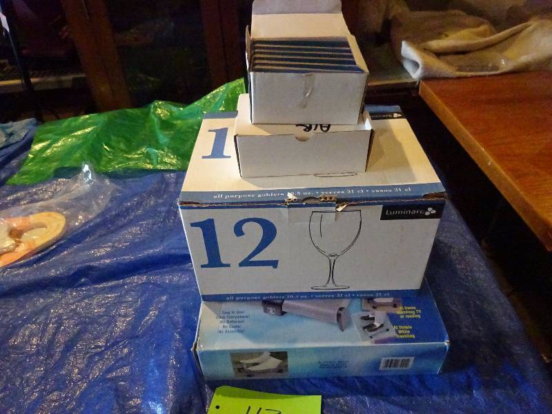 lot 113 image: Stuff