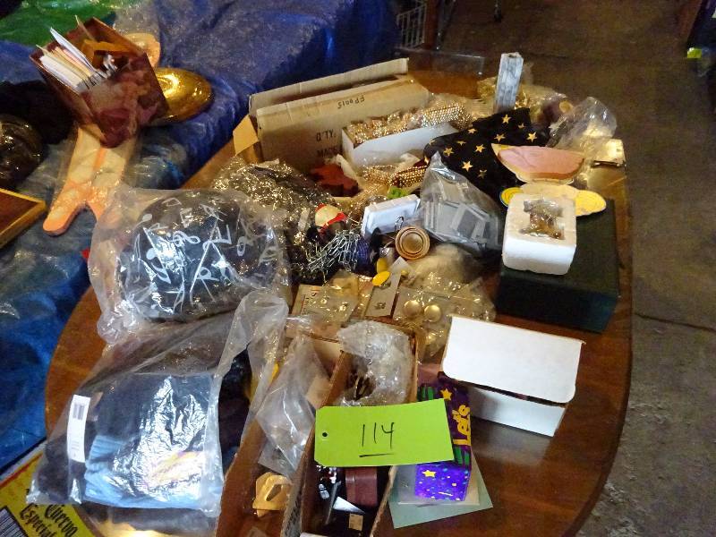 lot 114 image: Stuff