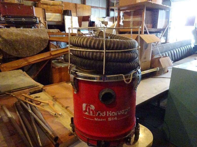 lot 122 image: Canister Vacuum