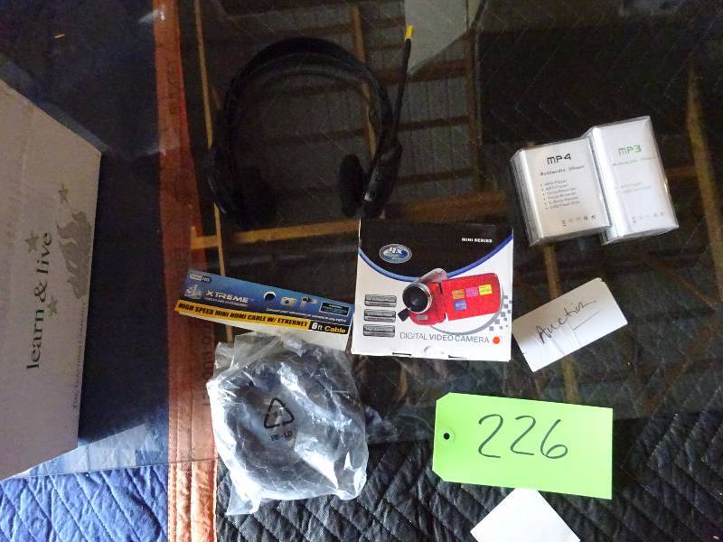 lot 226 image: MP3, MP4, Electronics