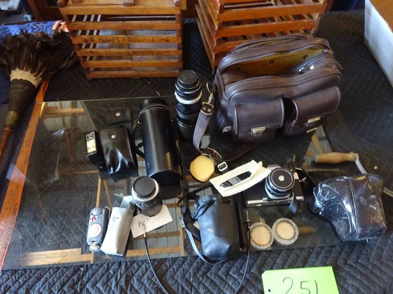 lot 251 image: Minolta Camera