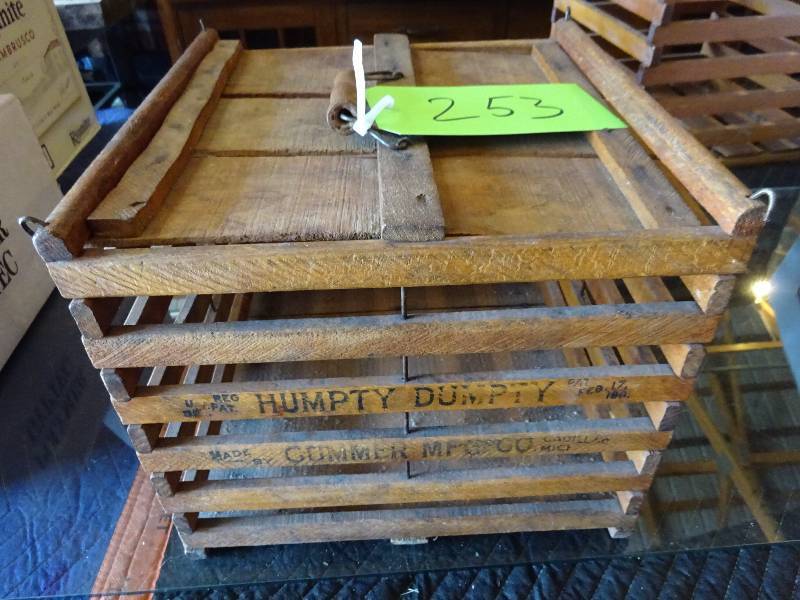 lot 253 image: Humpty Dumpty Egg Crate