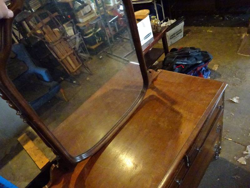 lot 282 image: Dresser wMirror