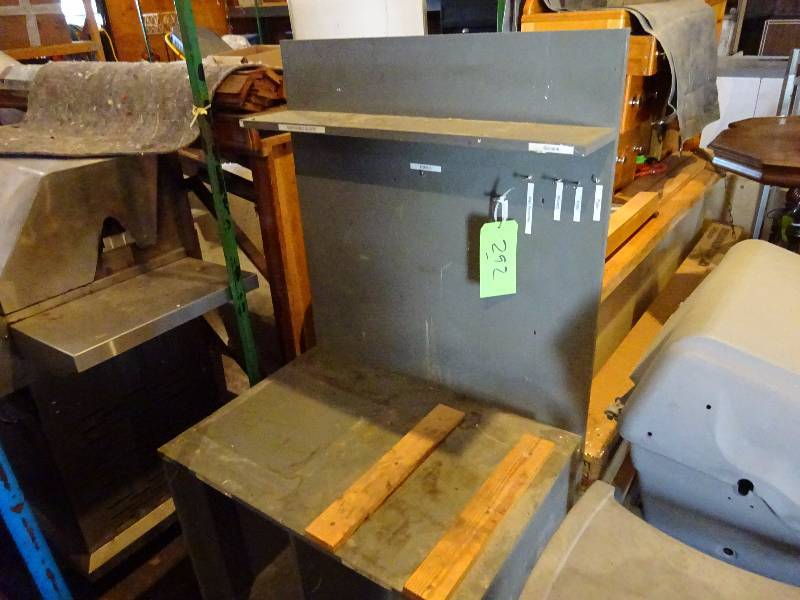 lot 292 image: Small Shop Bench