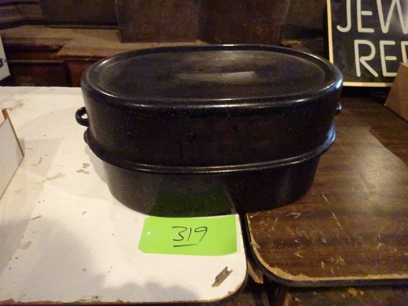 lot 319 image: Enameled Cooker