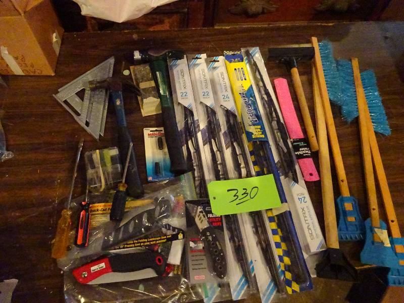 lot 330 image: Tools, Knives