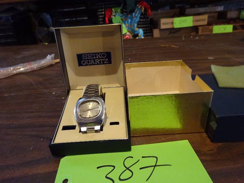 lot 387 image: Sieko Watch