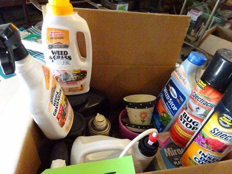 lot 415 image: Huge Lot of GardenLawn Chemicals and Tools