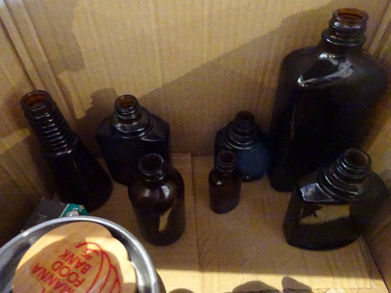 lot 416 image: Lot of Brown Bottles and Stuff