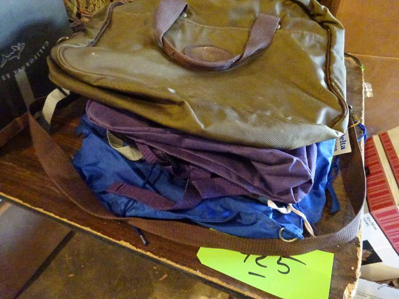 lot 425 image: Lot of Bags and Totes