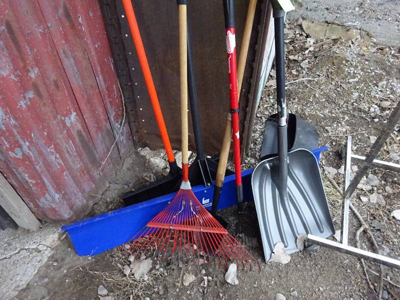 lot 463 image: Garden Tools