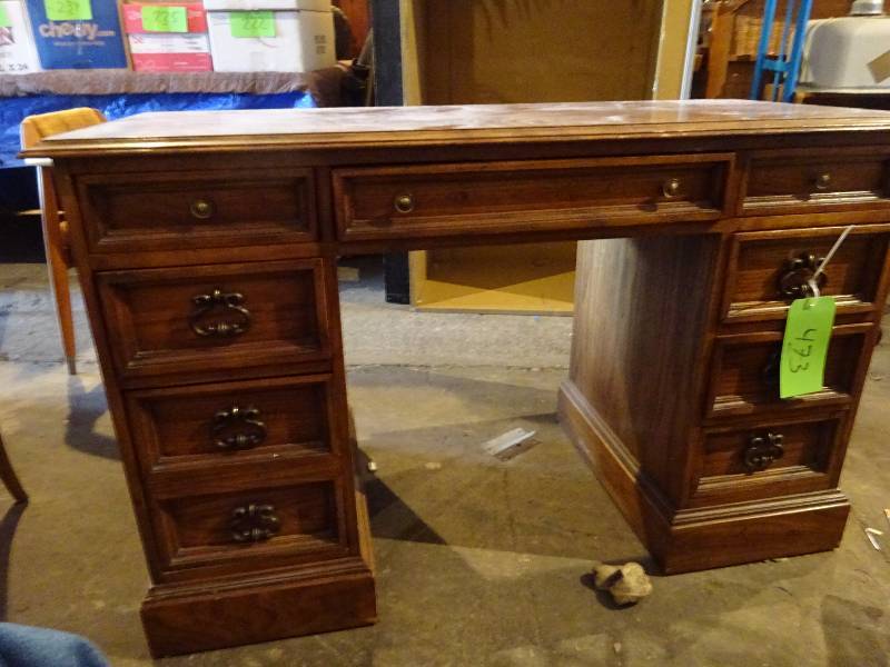lot 473 image: Nice Small Desk