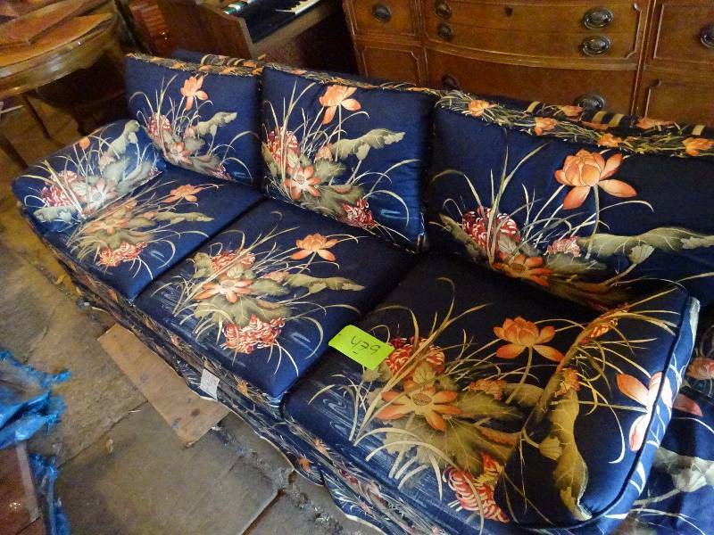 lot 479 image: Beautiful Floral Couch