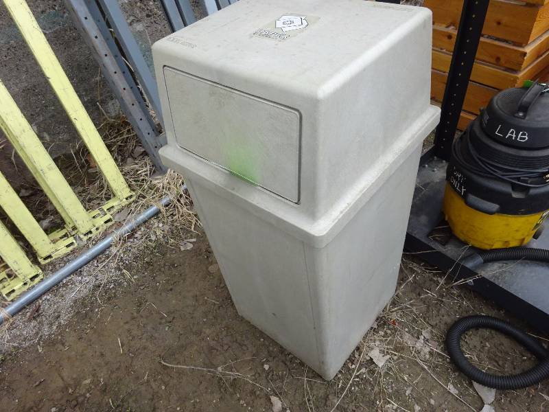 lot 506 image: Trash Can