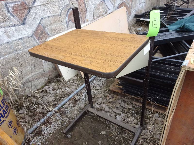 lot 511 image: Table on Wheels