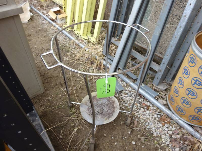 lot 512 image: Round Chrome Cart