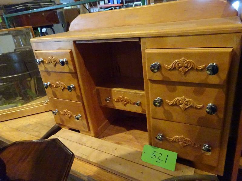 lot 521 image: Ornate Child Size Vanity