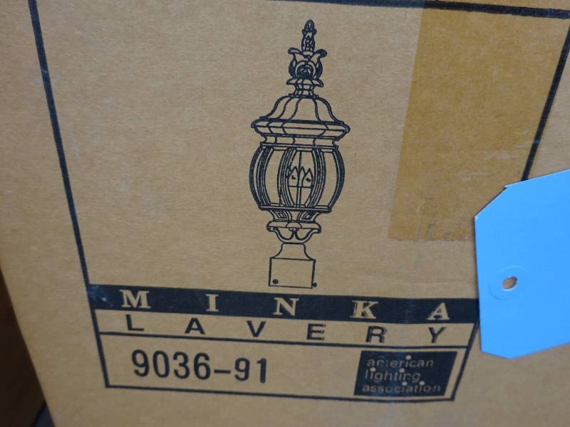 lot 533 image: Large Ornate Pole Mount Yard Light