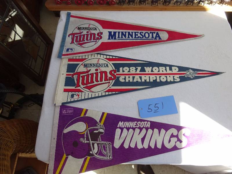lot 551 image: Twins, Vikes