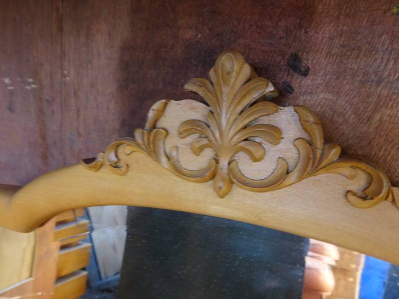 lot 588 image: Very Nice Blonde dresser Mirror