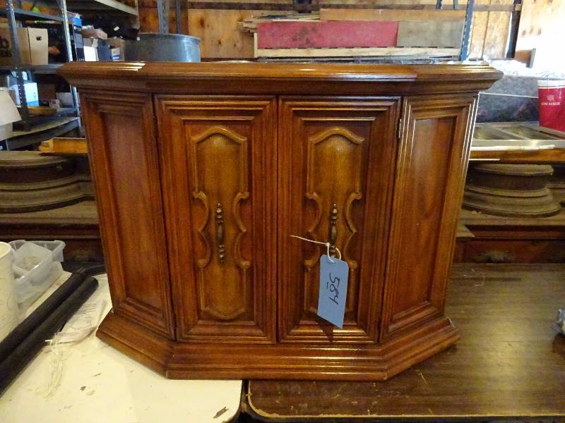 lot 584 image: Narrow Low Book Case