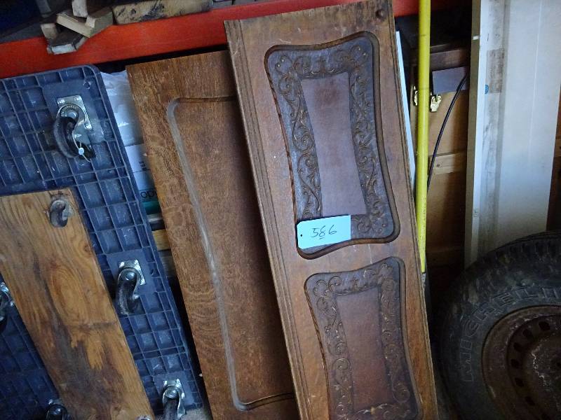 lot 586 image: Ornate Wood Pieces