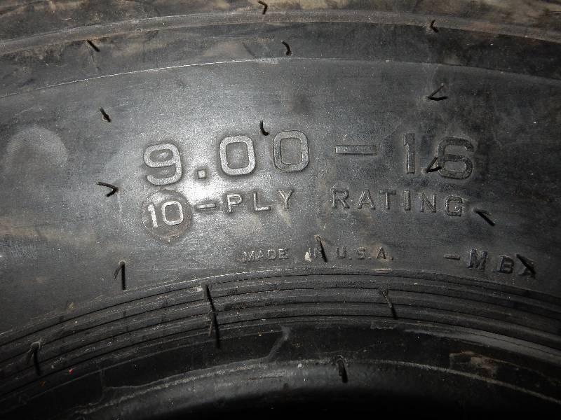 lot 29 image: 4 NEW IMPLEMENT Tires.