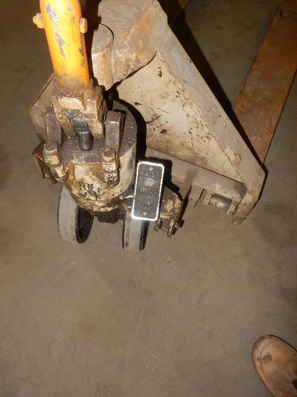 lot 32 image: 4500 lb. pallet Jack.. Works