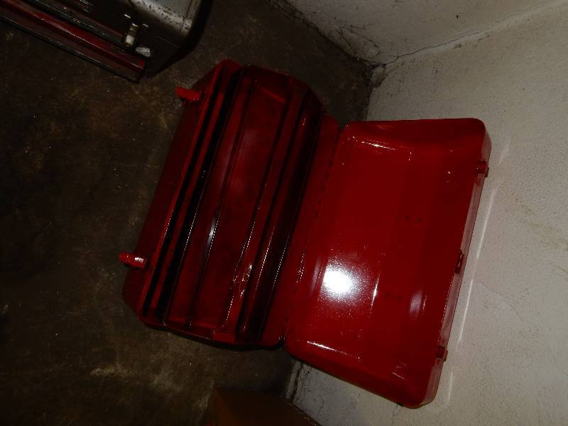 lot 92 image: Tool Box.. Freshly Painted