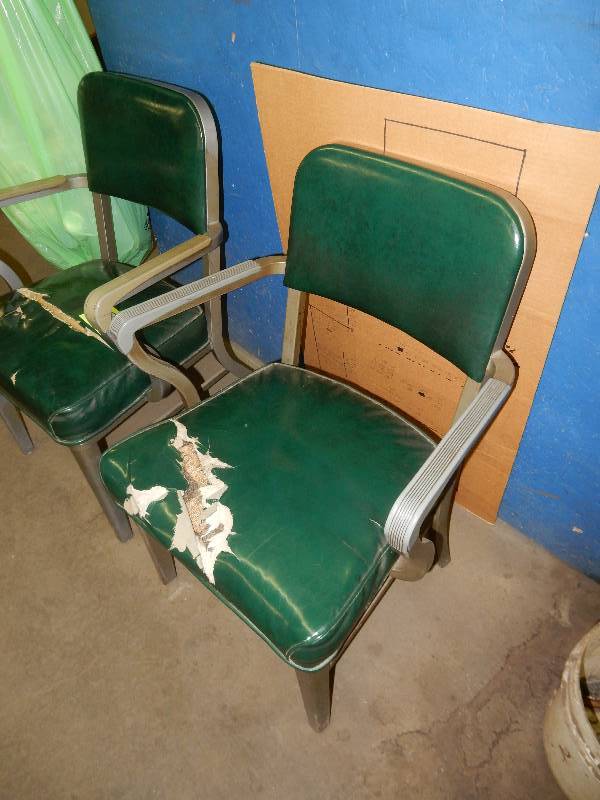 lot 139 image: 2 Vintage office Chairs