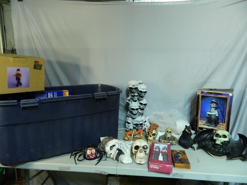 lot 155 image: Halloween Decor in Large Tote
