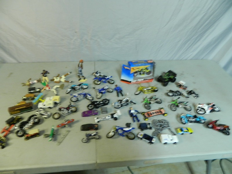 lot 10 image: Collectible Motorcycles, Dirt Bikes, Matchbox, and More