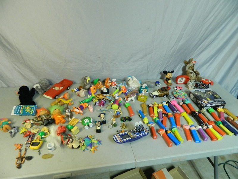 lot 12 image: Collectible Toys