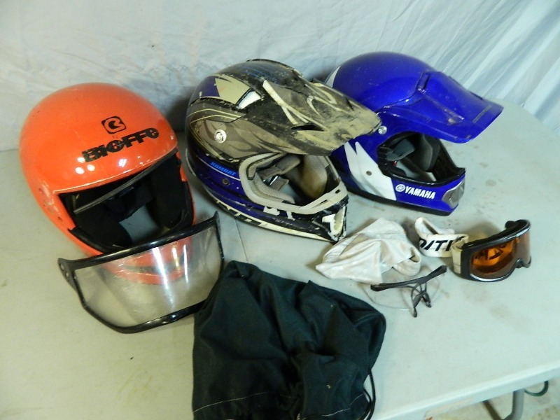 lot 22 image: Dirtbike  Motocross Helmets