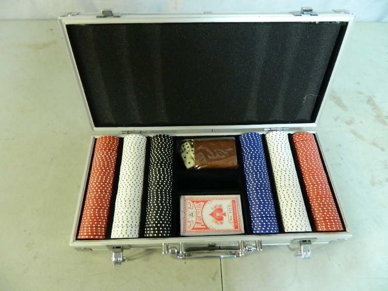 lot 92 image: Poker Chip  Dice Set