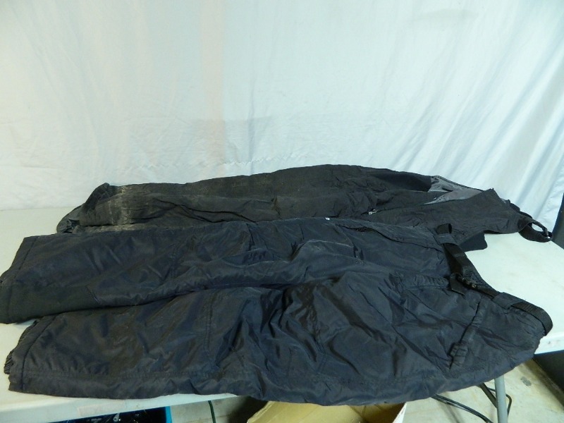 lot 132 image: 2 Pair of Mens Snow Pants