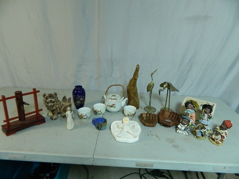 lot 138 image: Decor and Colectibles