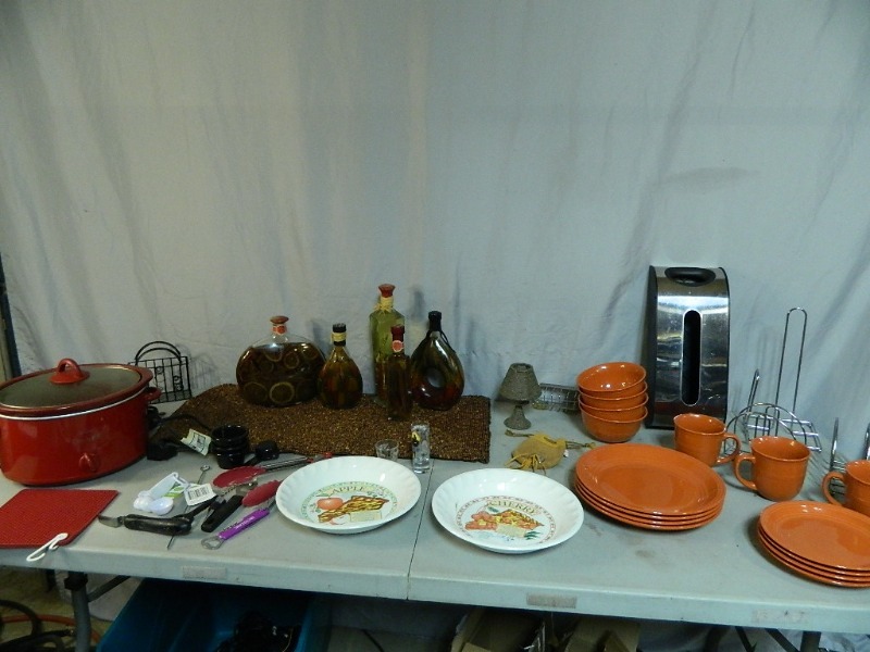 lot 142 image: Kitchen Items