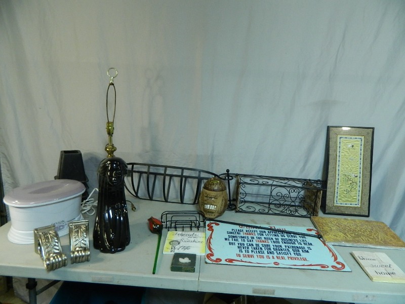 lot 146 image: Decor and Colectibles