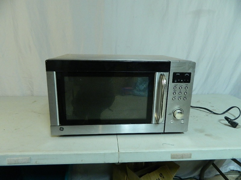 lot 157 image: Ge Carousel Microwave