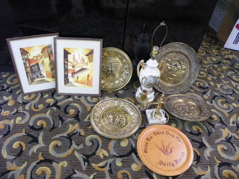 Lamp, decorative plates and pictures