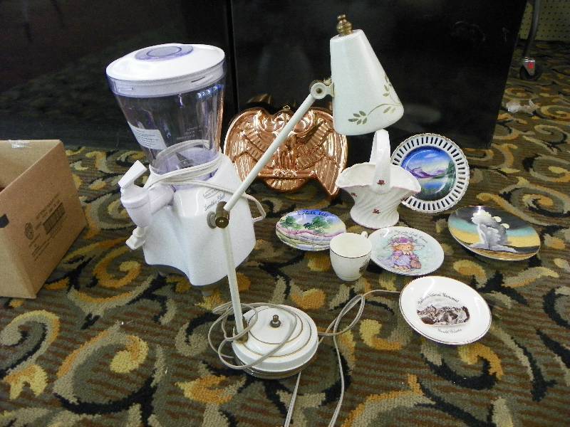 Decorative plates, desk lamp and blender