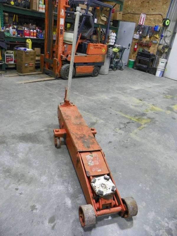 lot 105 image: 10 Ton Floor Jack
