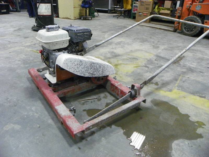 lot 110 image: HONDA VIBRATING CONCRETE SCREED