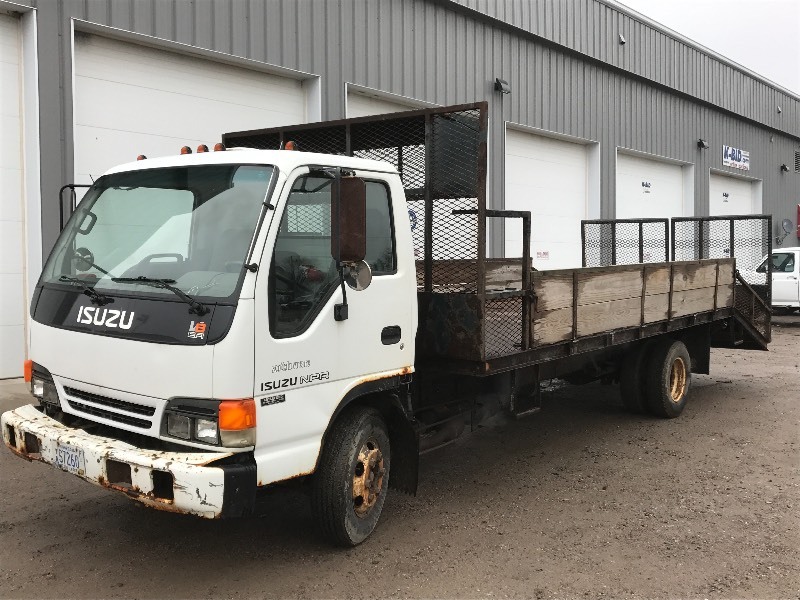 lot 2 image: 2002 Izuzu NPR